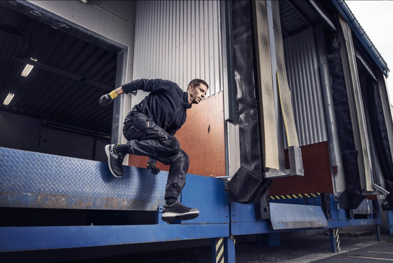 Ejendals JALAS 7168 Trainers are water and oil resistant, making them ideal for use outdoors during winter Outside use
