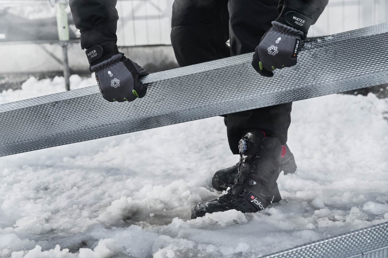 A thermal lining is vital if you work in snow, blizzards or other highly exposed environments Thermal protection
