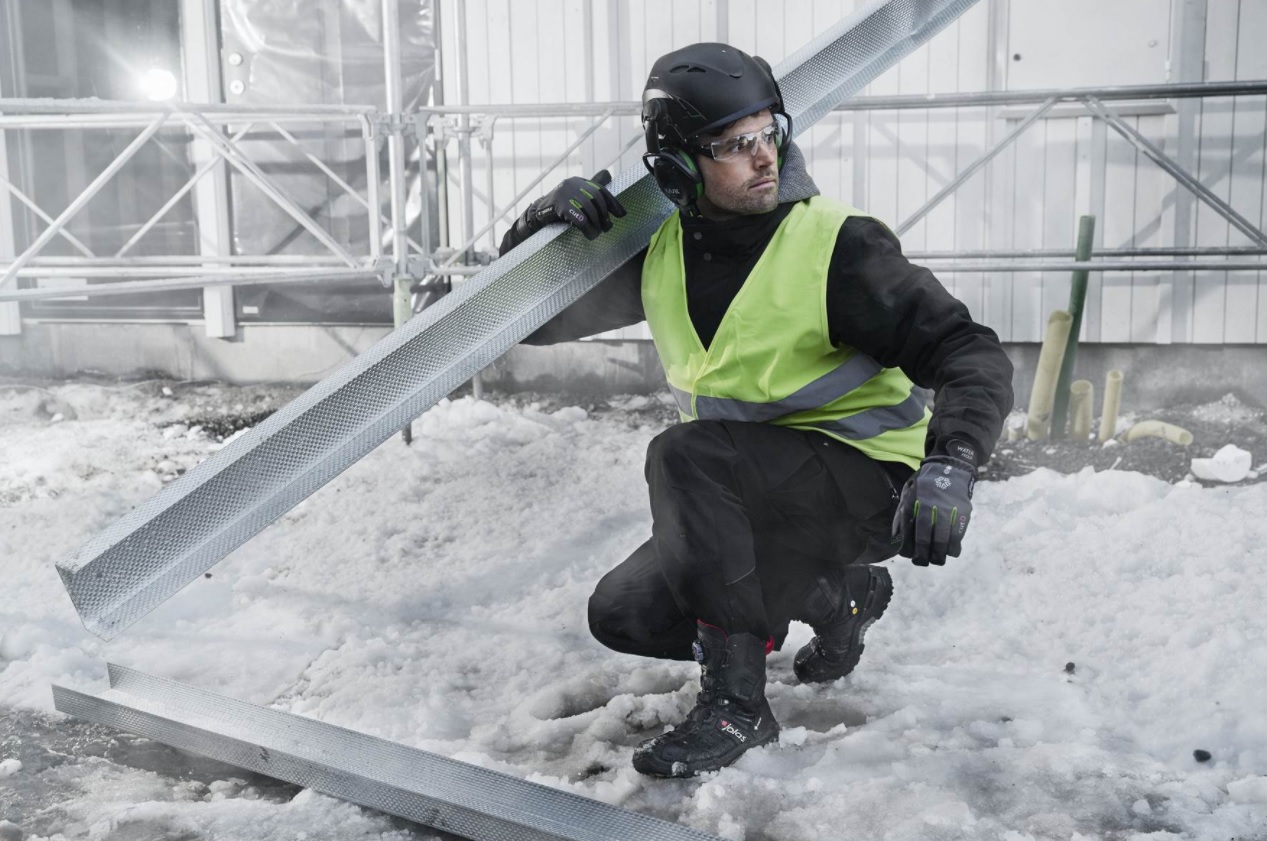 If your work means you handle or work with/around dense, heavy or hazardous material, it's vital you protect your toes properly Aluminium toe caps