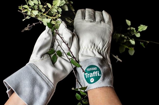 Traffiglove TG5580 protects against brambles and vegetation